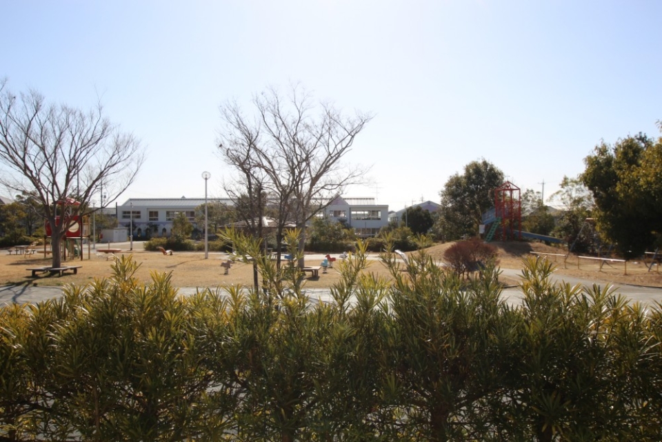 すぐ目の前には大きな公園、子供が喜びそうだ。