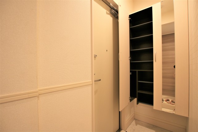玄関には姿見付の大きなシューズボックス