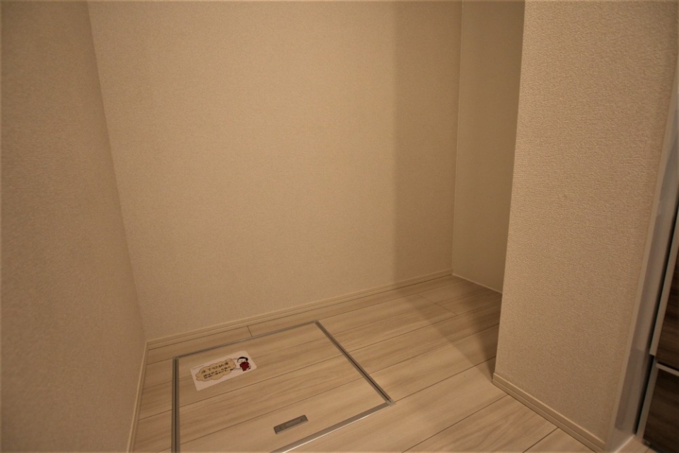 冷蔵庫置場が奥なので、生活感を隠せます！さらに床下収納庫付き