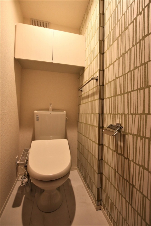 トイレは”忍者タイプ”と呼ばれる不思議な開き方