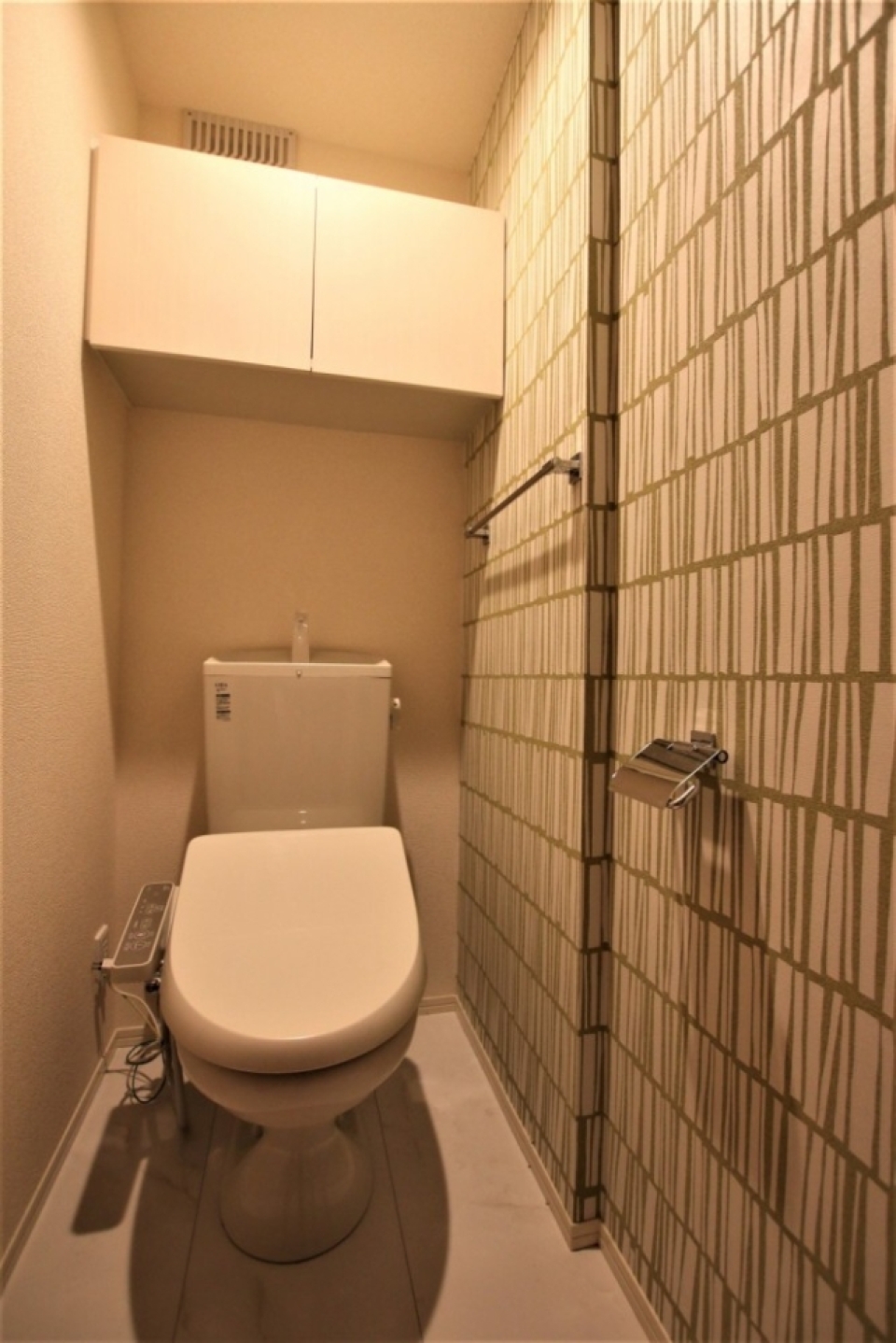 トイレは”忍者タイプ”と呼ばれる不思議な開き方