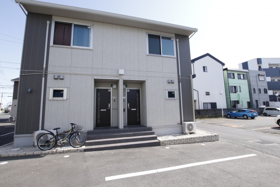 外観。2世帯で1棟のテラスハウスです。