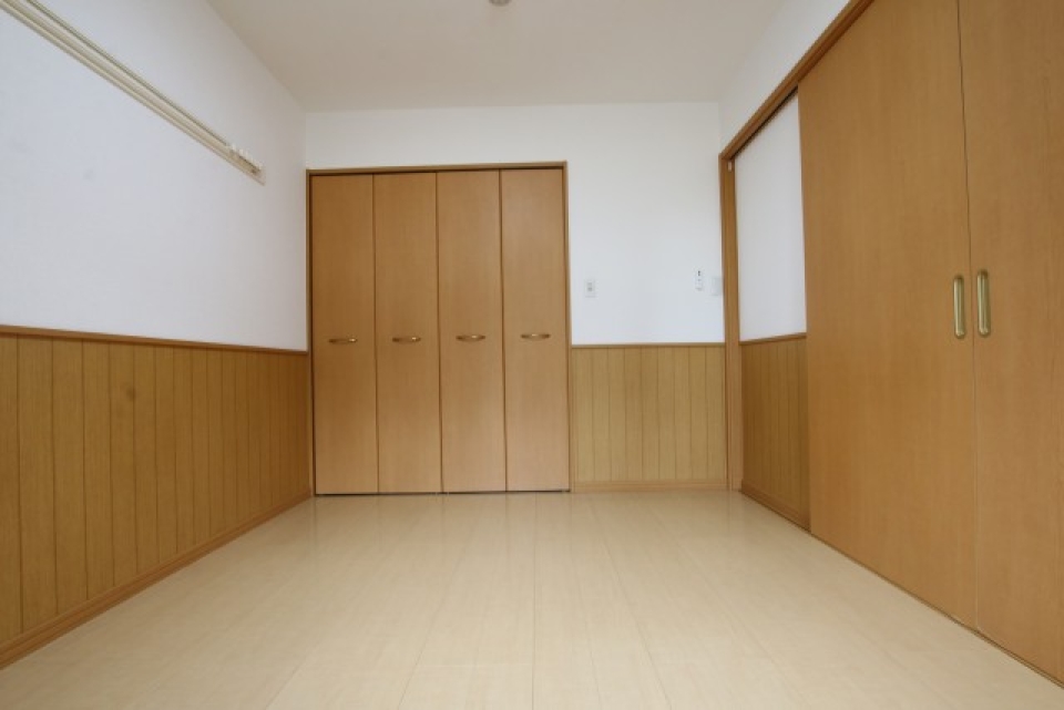洋室は6帖、扉開けばLDKとつながります。