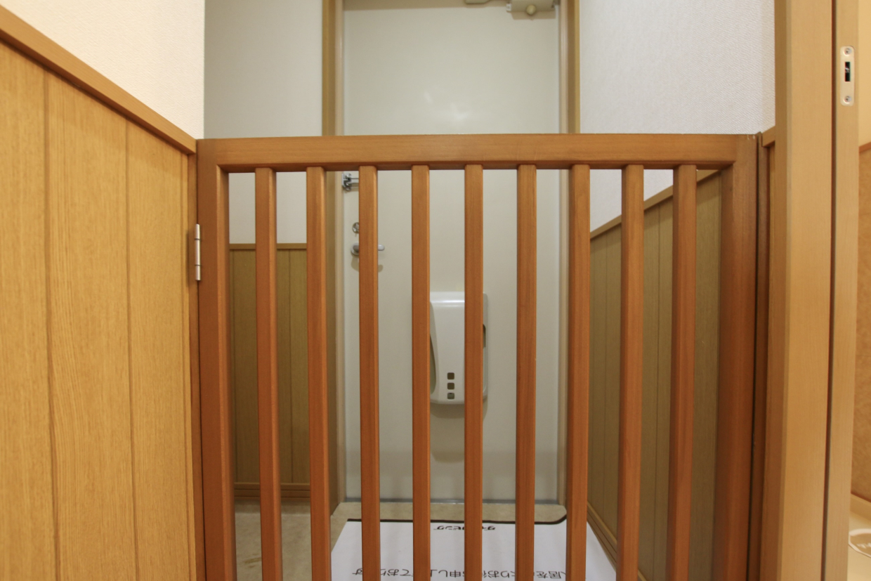 玄関前には脱走防止用の柵