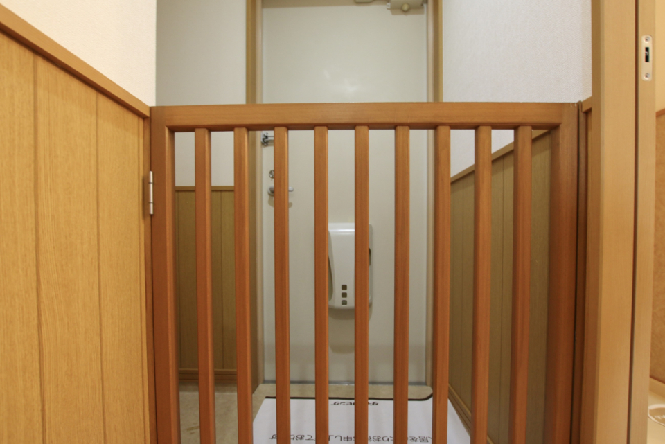 玄関前には脱走防止用の柵