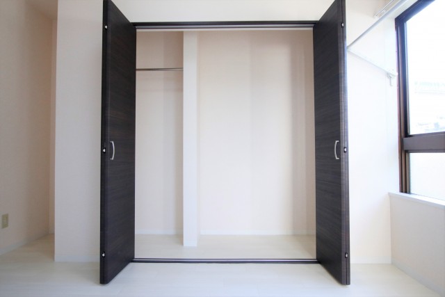 このお部屋にも収納があります。