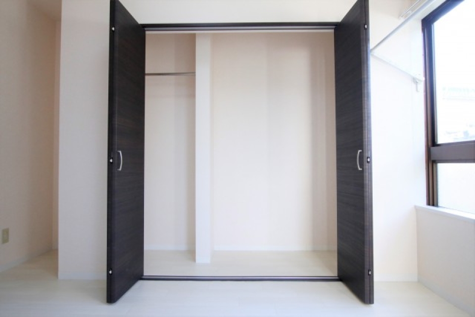 このお部屋にも収納があります。