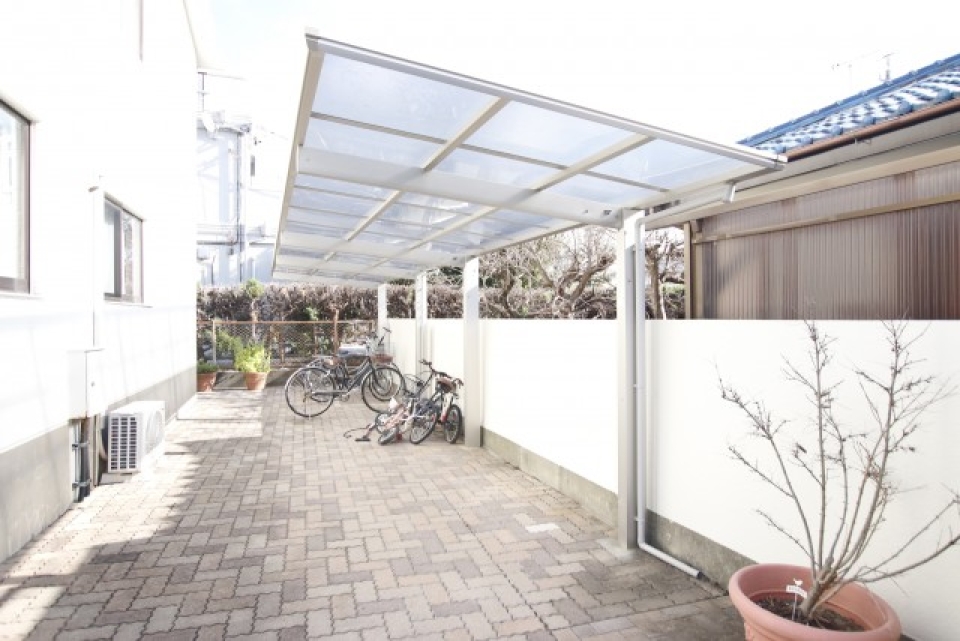 広めの駐輪場があります。