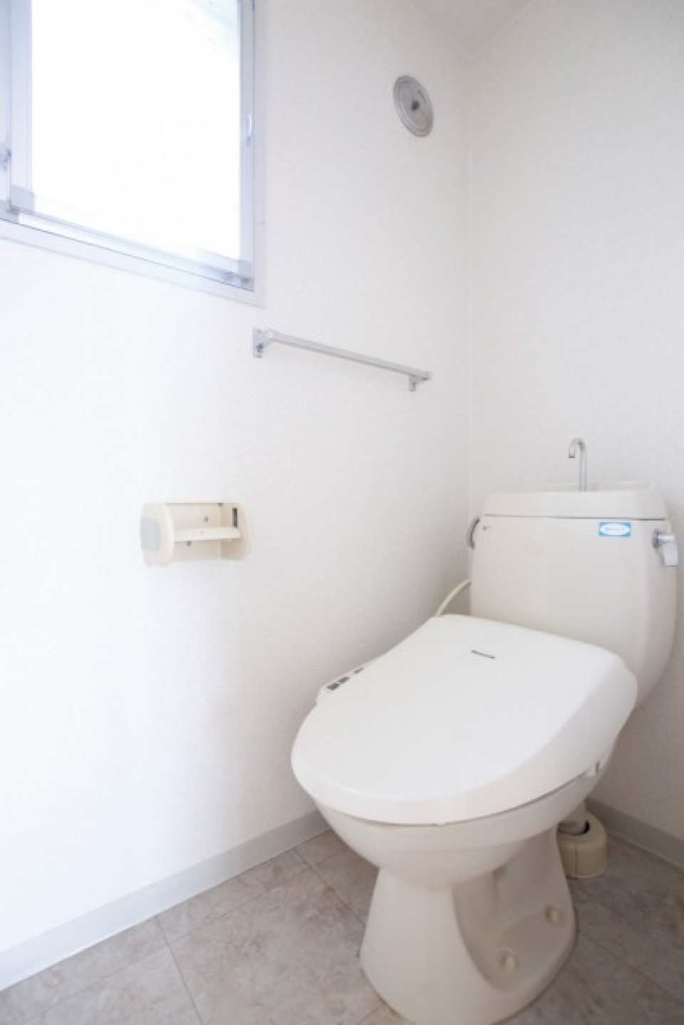 トイレもシンプル。窓ついてます。