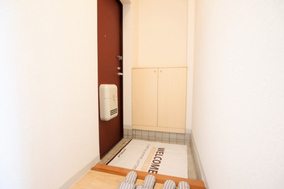 小さいですがシューズボックス付きの玄関