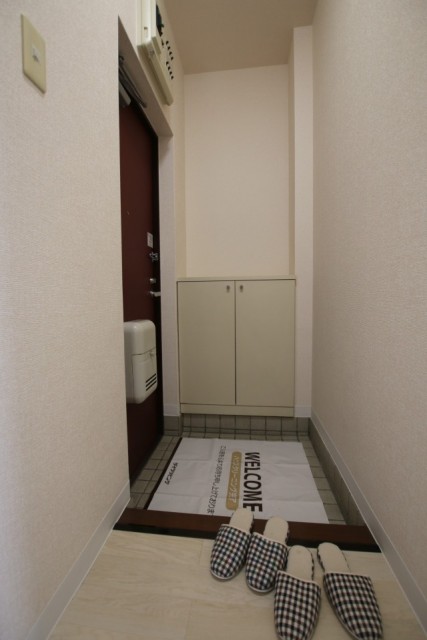 玄関は靴箱付きです。