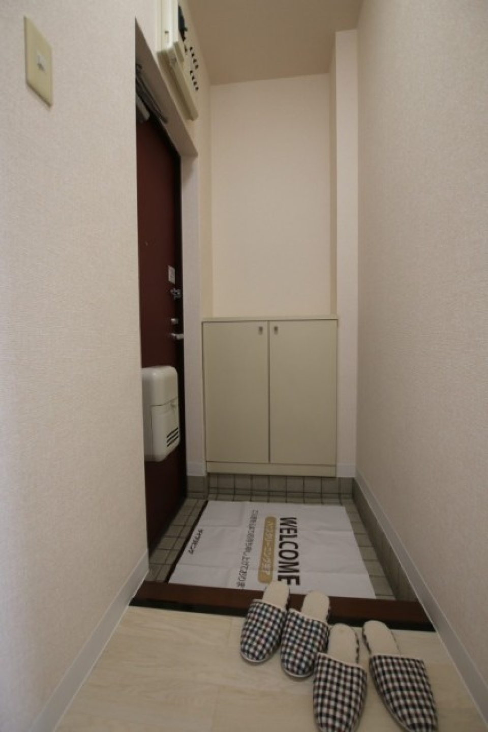 玄関は靴箱付きです。