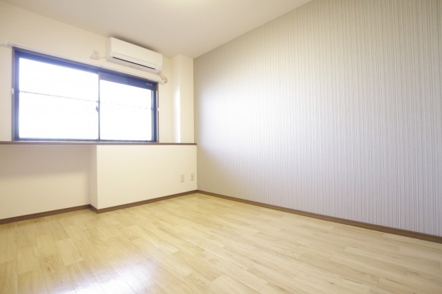 北側のお部屋は大人っぽいアクセントクロス