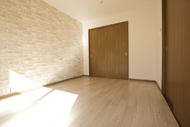 南側の洋室はレンガ風の壁紙