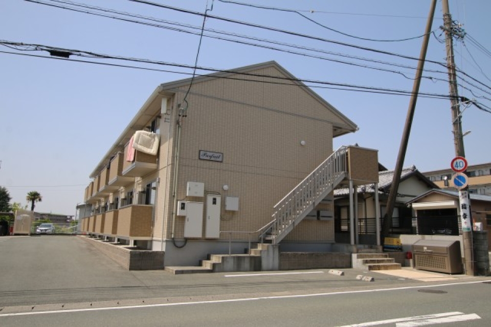 駐車場・駐輪場、専用ゴミ捨て場があって広々した外観