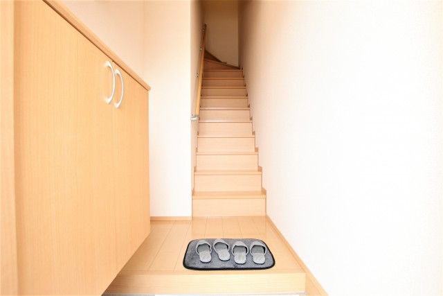 玄関を開けると2階に続く階段があります