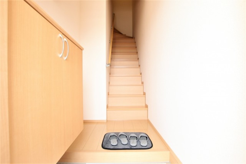 玄関を開けると2階に続く階段があります