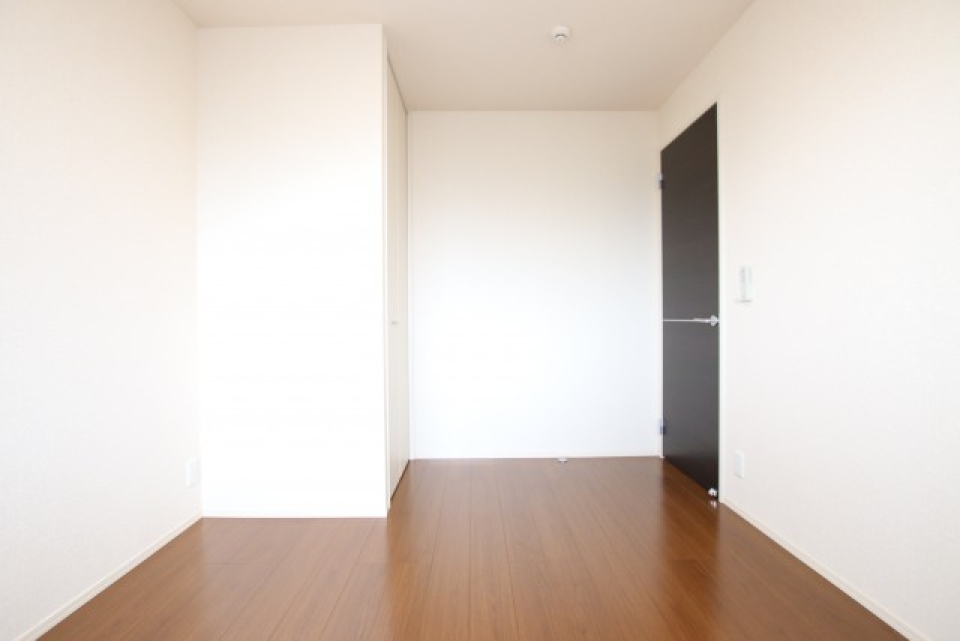 こちらのお部屋にもクローゼットついてます♪