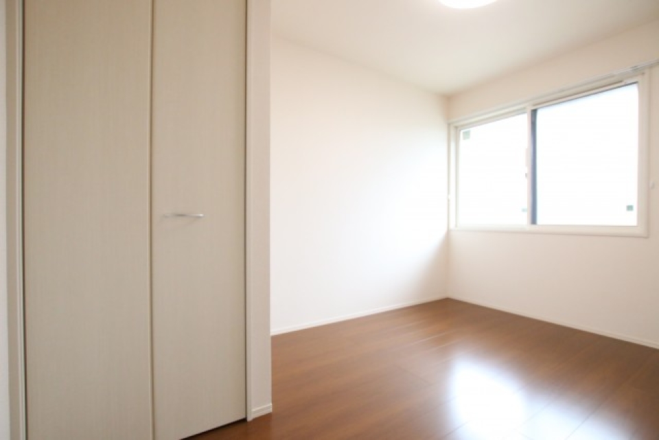 こちらのお部屋にもクローゼットついてます♪