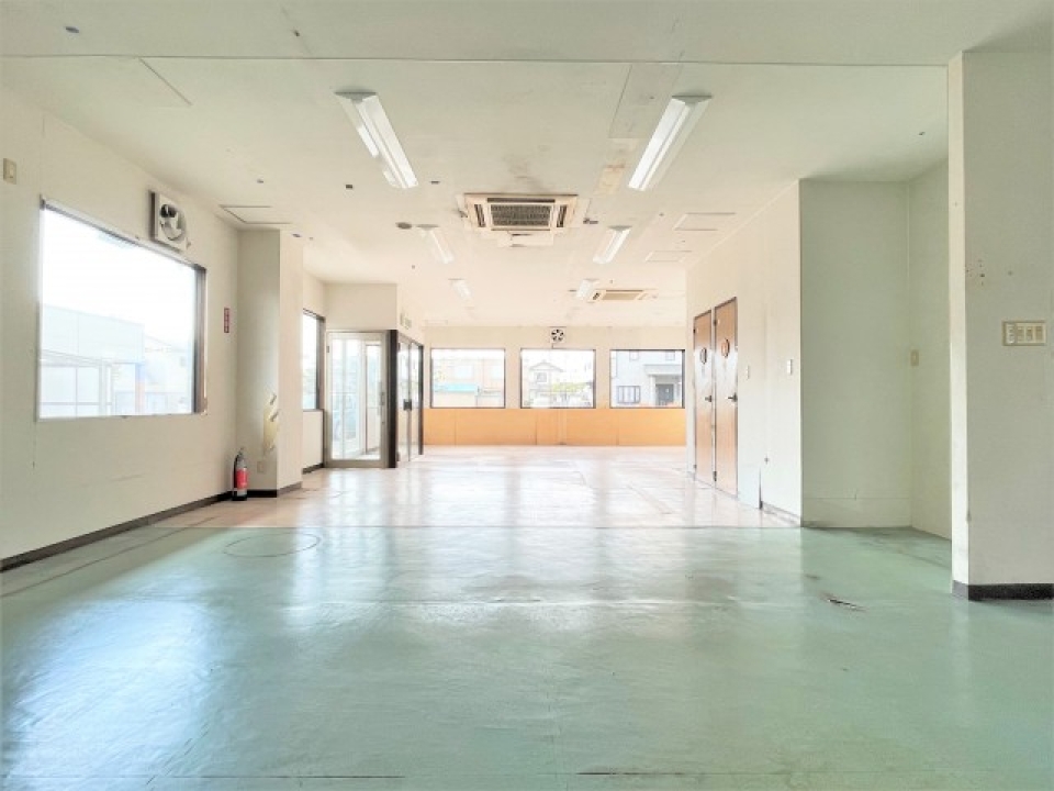 98.81㎡の凹型店舗。