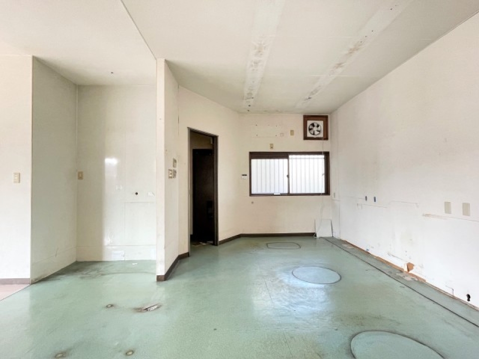 店舗奥には裏口もあります。