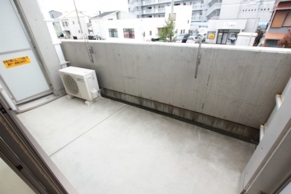 この部屋のベランダはほかよりも広い。ベランダでくつろぐことも可能。