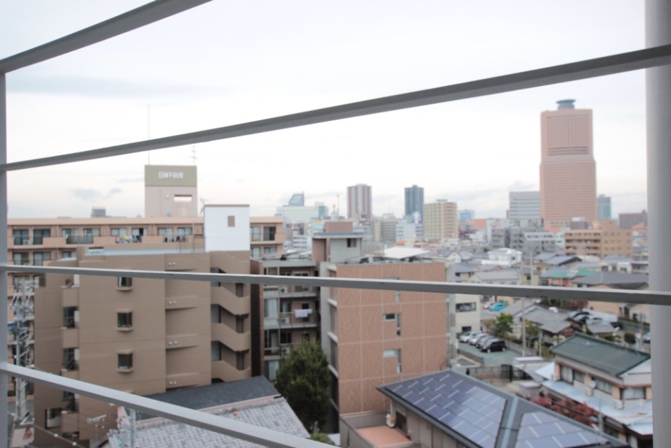 建物北側の通路からの景色。浜松のシンボルアクトタワーが見える。