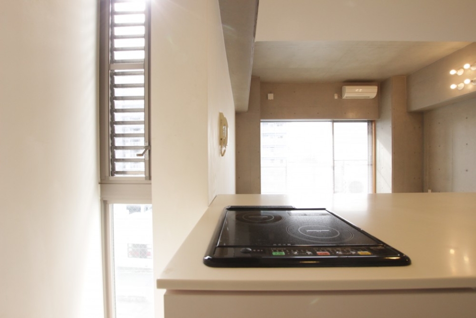 キッチンは掃除がしやすいIH。お部屋の真ん中なので常にきれいにしておきたい