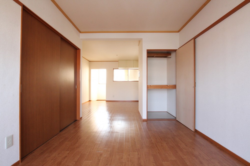 収納はこの写真に写っている物入れのみなので、別途用意した方が吉かも