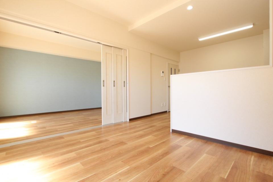 清潔感いっぱいのホワイトベースのお部屋。