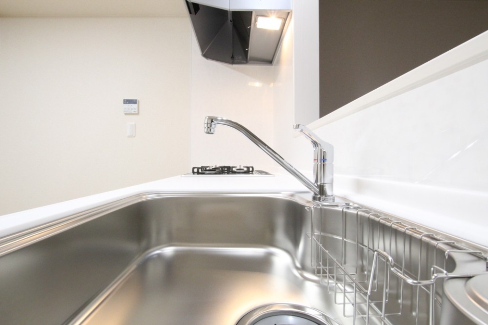 キッチンは3口コンロとグリルの付いたシステムキッチン。