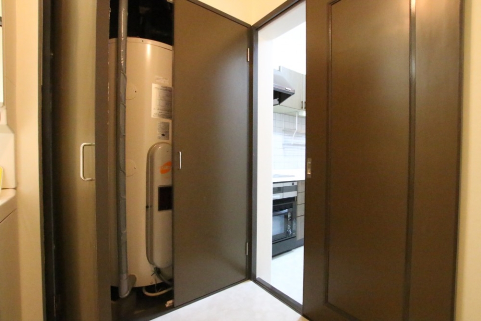 開けると、電気温水器！そうです。オール電化です