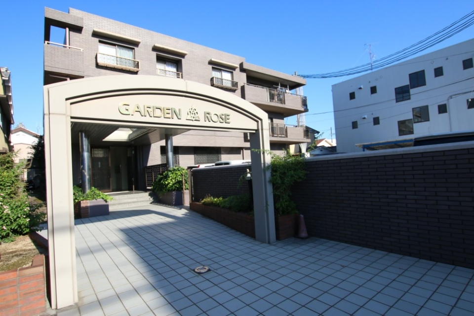 外観です。石柱がお出迎え