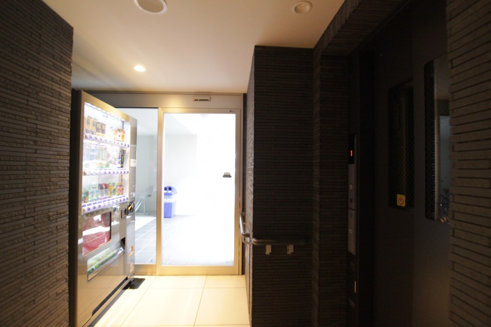エレベーター前に自販機。パジャマでも買いに来れる！