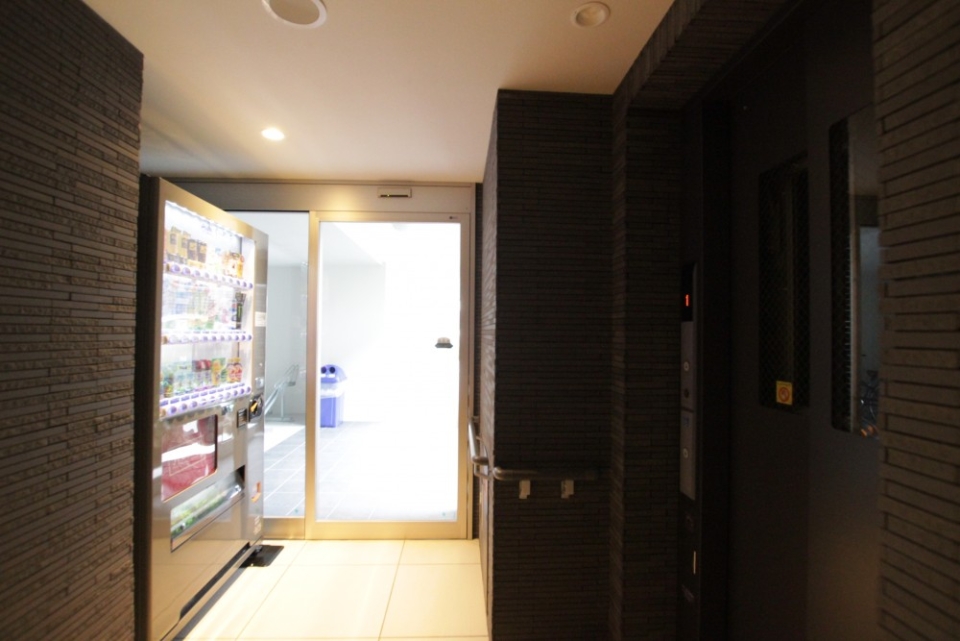 エレベーター前に自販機。パジャマでも買いに来れる！