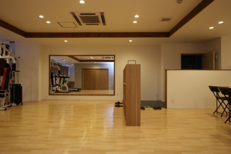 大きな鏡の付いたジム、私のお部屋はココ！ではない。