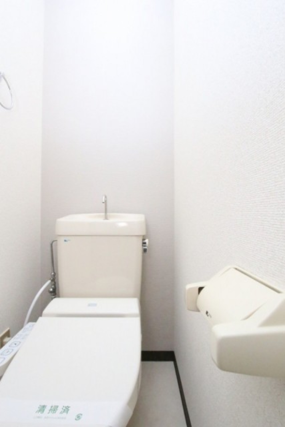 室内のトイレもシャワートイレ付き。