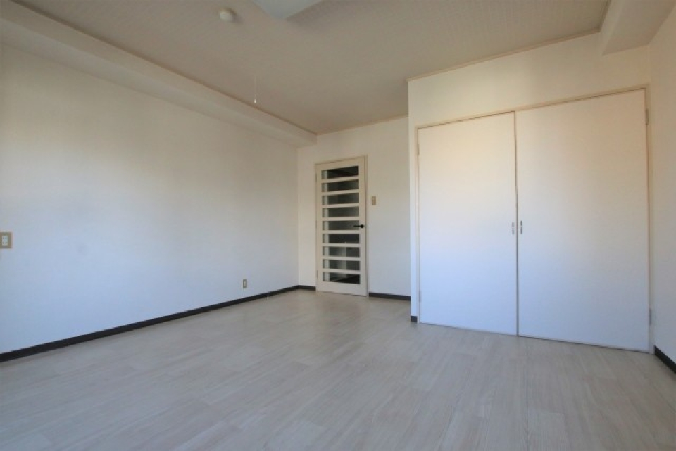 続きましてお部屋へ。10帖の洋室。