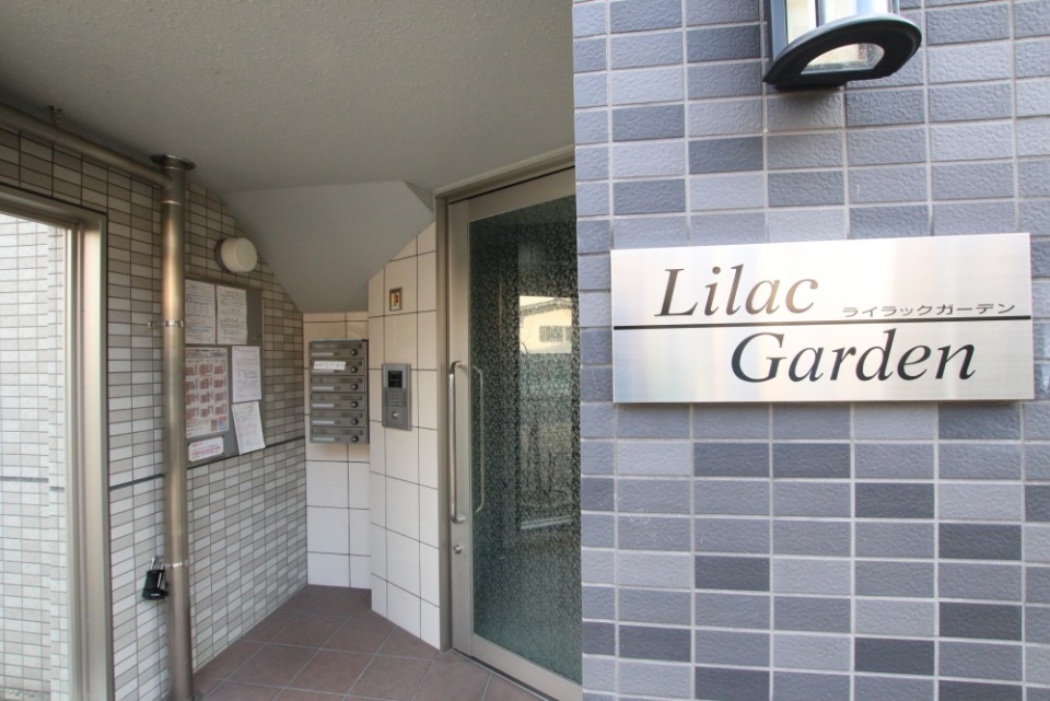 エントランスもオシャレ♪はオートロックになっています。