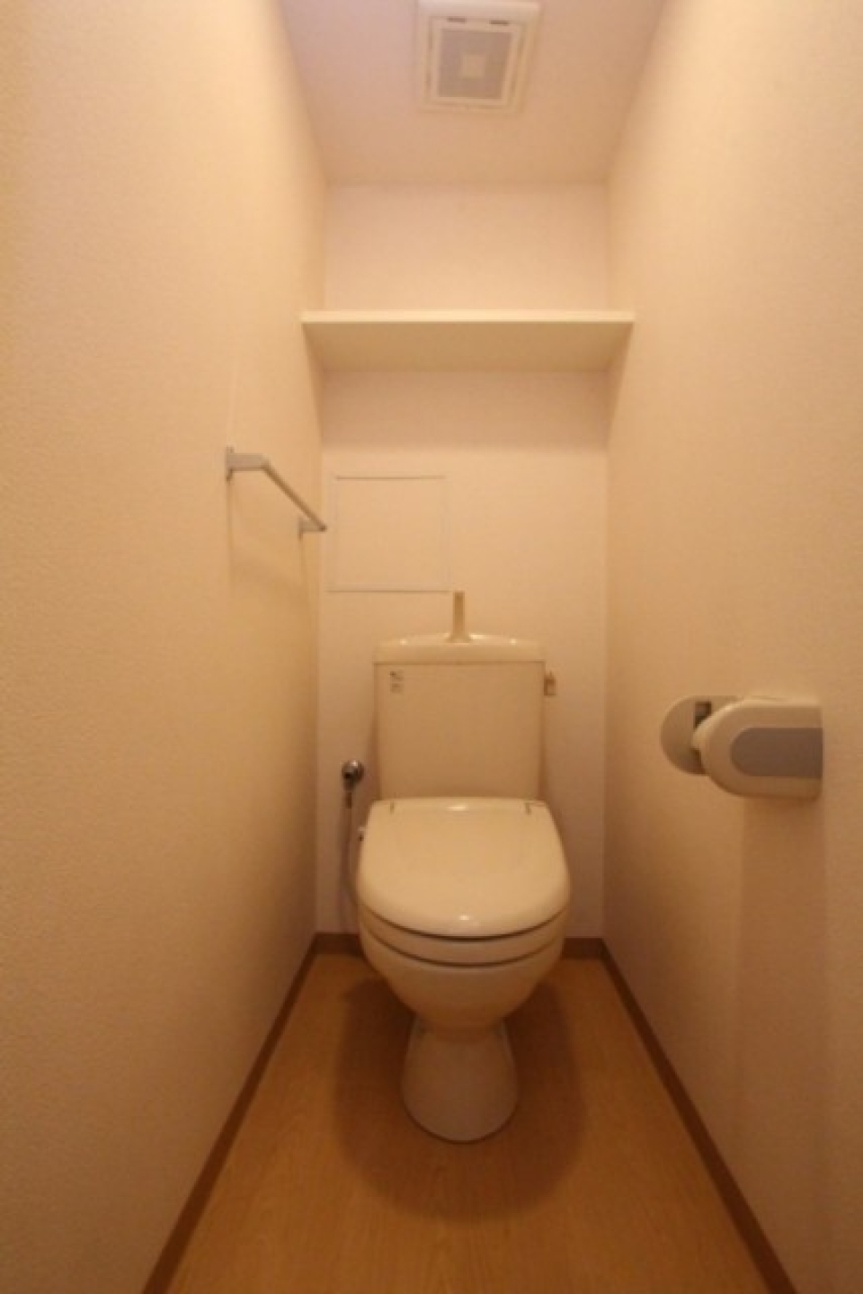 写真撮影時は未設置でしたが、入居時には温水洗浄便座がつきます。