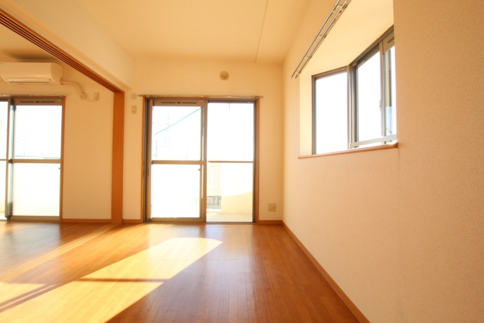 角部屋の特権、＋αの窓が部屋に光を取り入る。