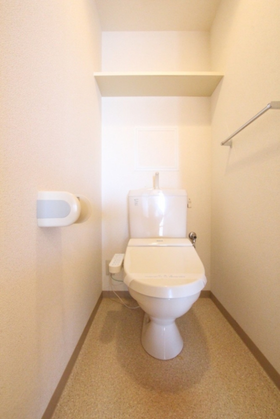 トイレはシャワートイレ付き。