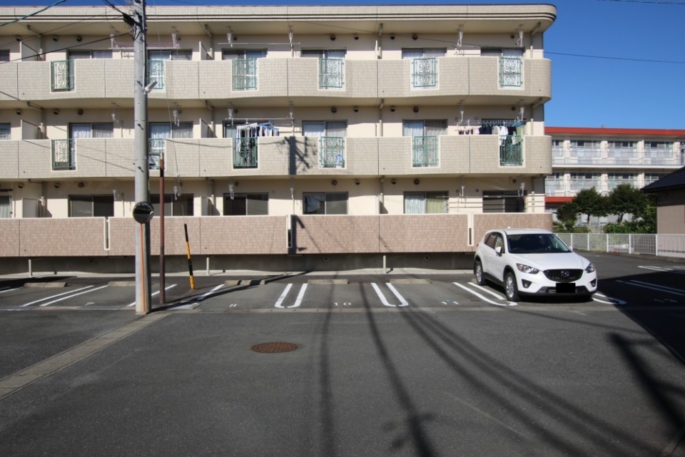 前面駐車場で日当たりの心配は全くない。