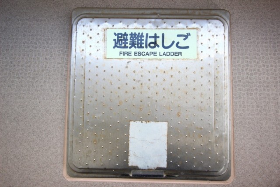 避難梯子が設置された角部屋です。