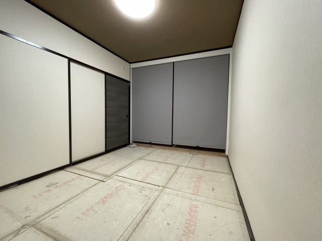和室6帖。押入れ付いています。