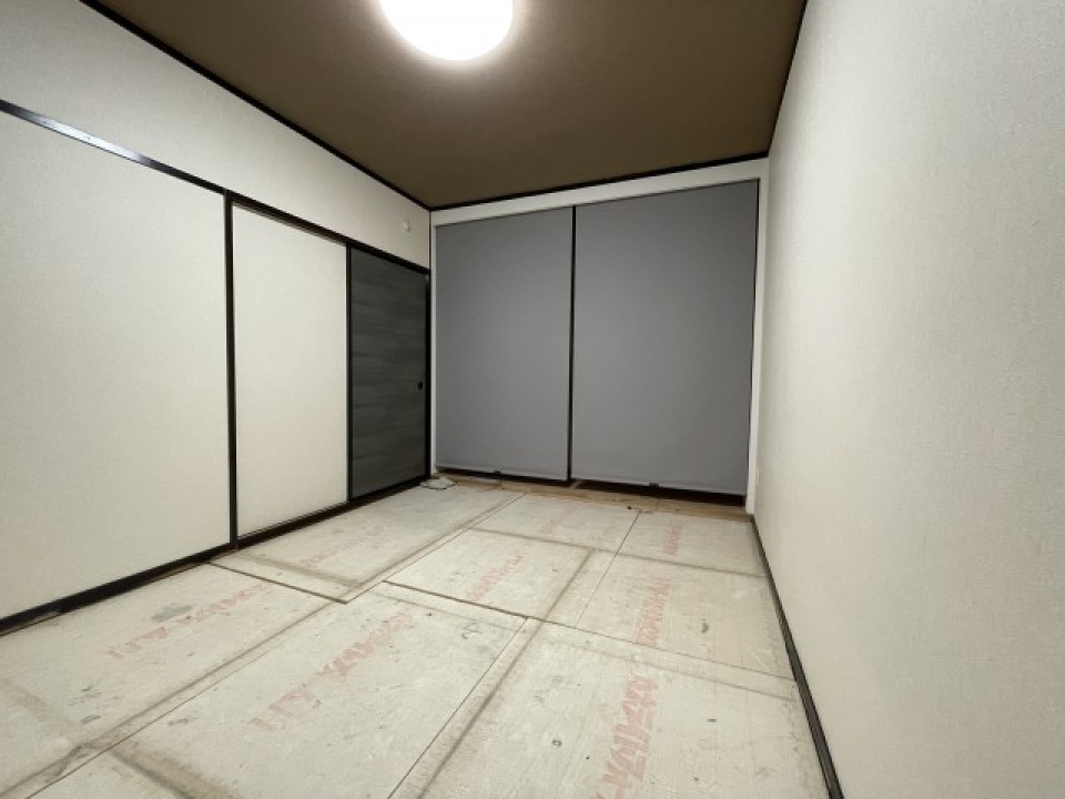 和室6帖。押入れ付いています。