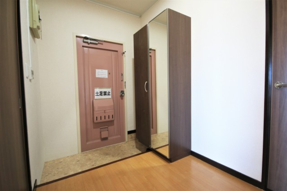 シューズボックス付きの玄関。