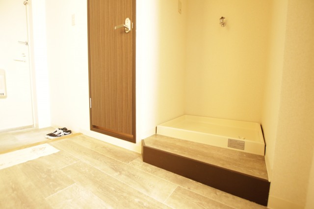 トイレの扉の隣に洗濯機置き場がありますよ