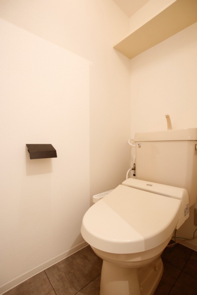 トイレは頭上に棚付きです。