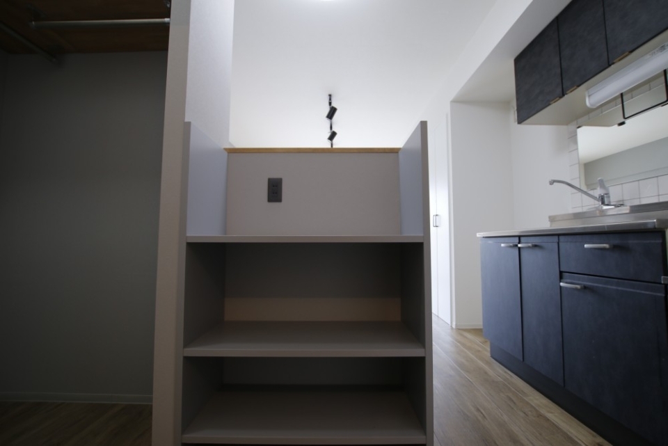 部屋の入口。左がクローゼット、右がキッチン、奥に洋間と続きます。